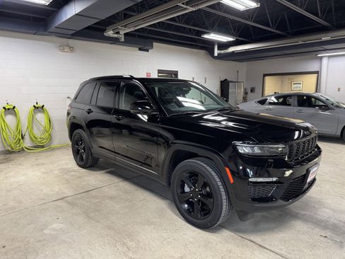 Used 2023 Jeep Grand Cherokee Limited w/ Black Appearance Package AWD/4WD image 3