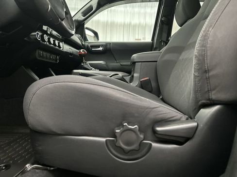 Used 2016 Toyota Tacoma TRD Sport w/ Premium & Technology Package AWD/4WD image 18