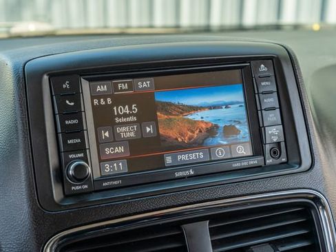 Used 2018 Dodge Grand Caravan SE w/ UConnect Hands-Free Group image 27