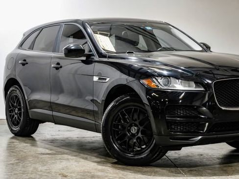 Used 2017 Jaguar F-PACE image 11