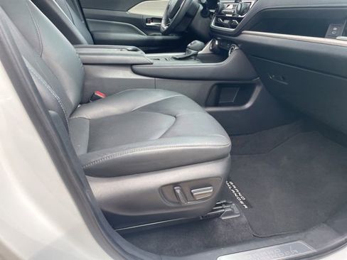 Used 2024 Toyota Grand Highlander AWD image 13