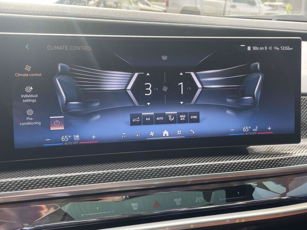 Used 2023 BMW i7 xDrive60 AWD/4WD image 27