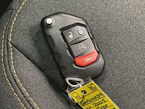 Used 2025 Jeep Wrangler Unlimited Sahara AWD/4WD image 28