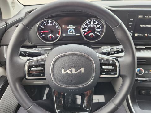 Used 2024 Kia Carnival LX image 10