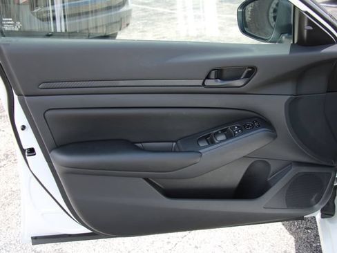 Used 2025 Nissan Altima 2.5 S FWD image 12