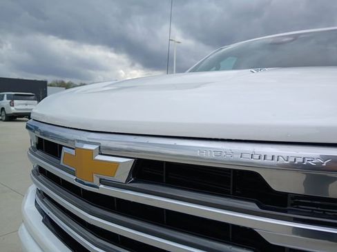 Used 2025 Chevrolet Silverado 1500 High Country w/ High Country Premium Package AWD/4WD image 9