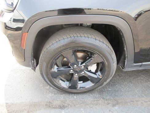 Used 2024 Jeep Grand Cherokee Limited w/ Black Appearance Package AWD/4WD image 14