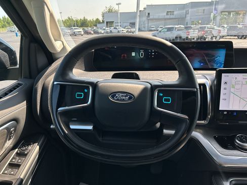 Used 2025 Ford Expedition Platinum AWD/4WD image 36