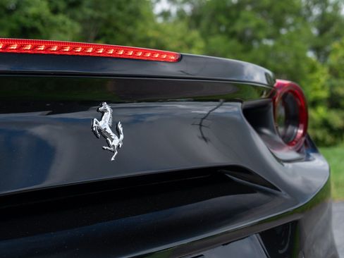 Used 2018 Ferrari 488 GTB RWD image 17