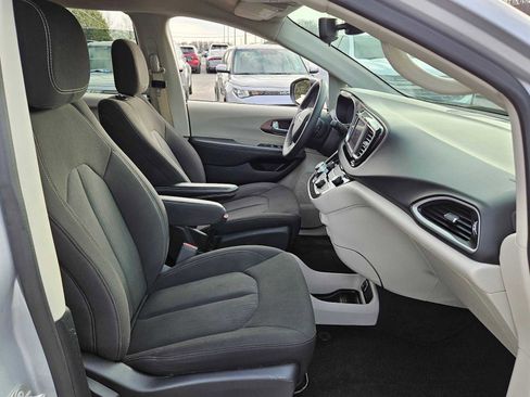 Used 2023 Chrysler Voyager LX image 23