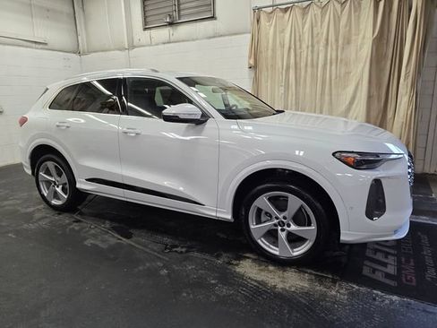 Certified 2025 Audi Q5 Premium Plus w/ Premium Plus AWD/4WD image 6