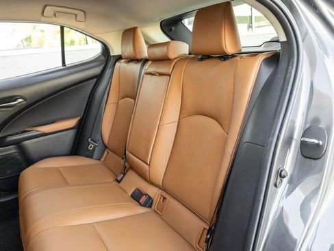 Used 2022 Lexus UX 200 image 12