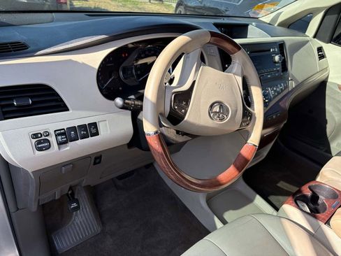 Used 2014 Toyota Sienna Limited image 18