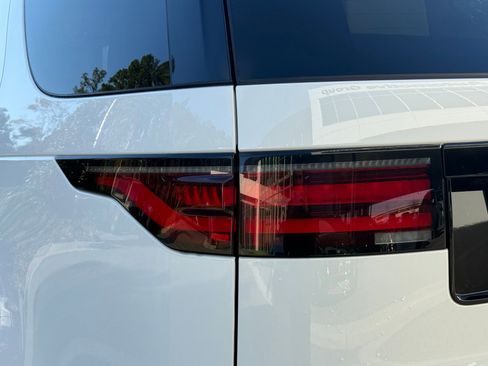 Used 2025 Land Rover Discovery S image 14