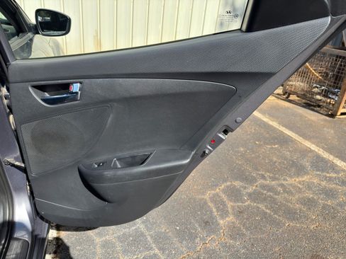 Used 2012 Hyundai Veloster FWD image 35