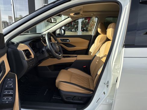 Used 2023 Nissan Rogue Platinum w/ Platinum Premium Package image 10