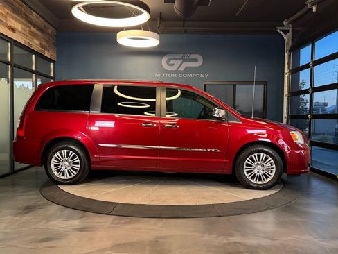 Used 2015 Chrysler Town & Country Touring-L w/ Driver Convenience Group FWD image 2