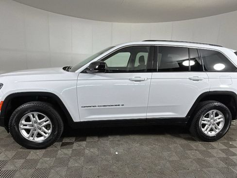 Used 2023 Jeep Grand Cherokee Laredo AWD/4WD image 6