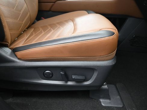 Certified 2025 Nissan Pathfinder Platinum FWD image 16