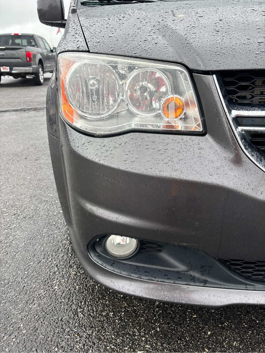 Used 2017 Dodge Grand Caravan SXT w/ Rear Park Assist Package FWD image 6