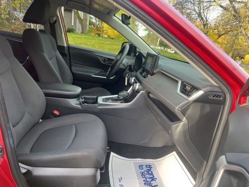 Used 2019 Toyota RAV4 LE image 17