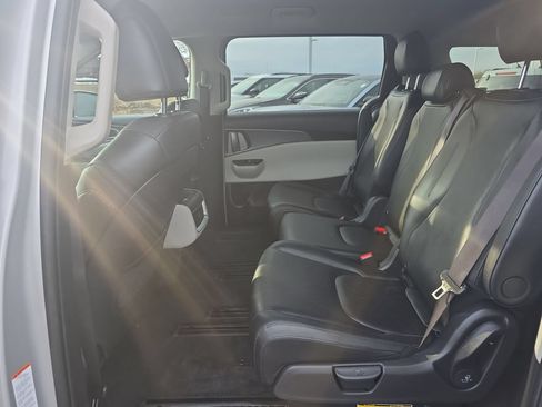 Used 2023 Kia Carnival LX FWD image 32