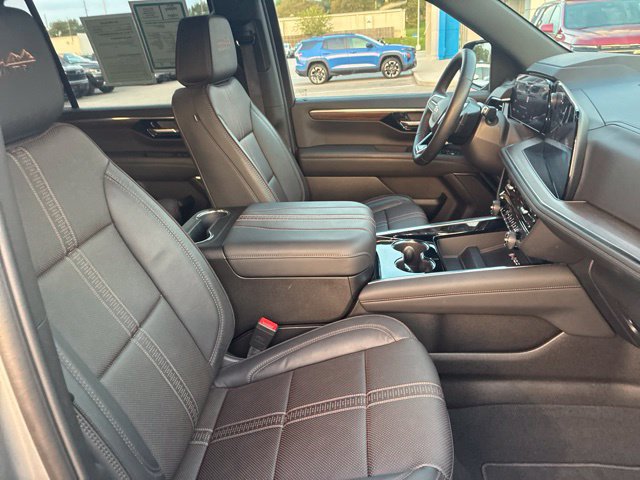 Used 2025 Chevrolet Suburban High Country AWD/4WD image 11
