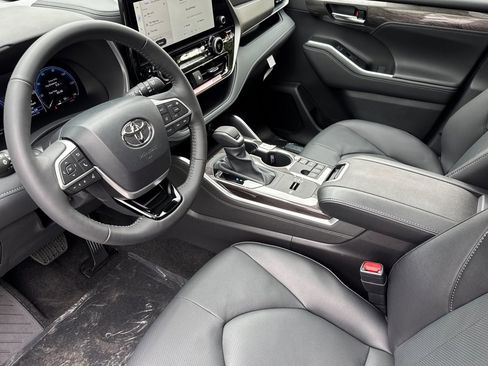 New 2025 Toyota Highlander Limited image 10