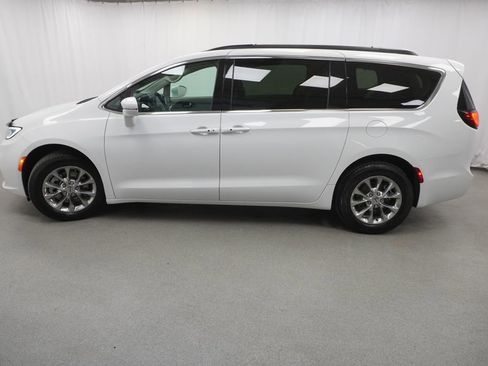 Used 2022 Chrysler Pacifica Touring-L AWD/4WD image 15