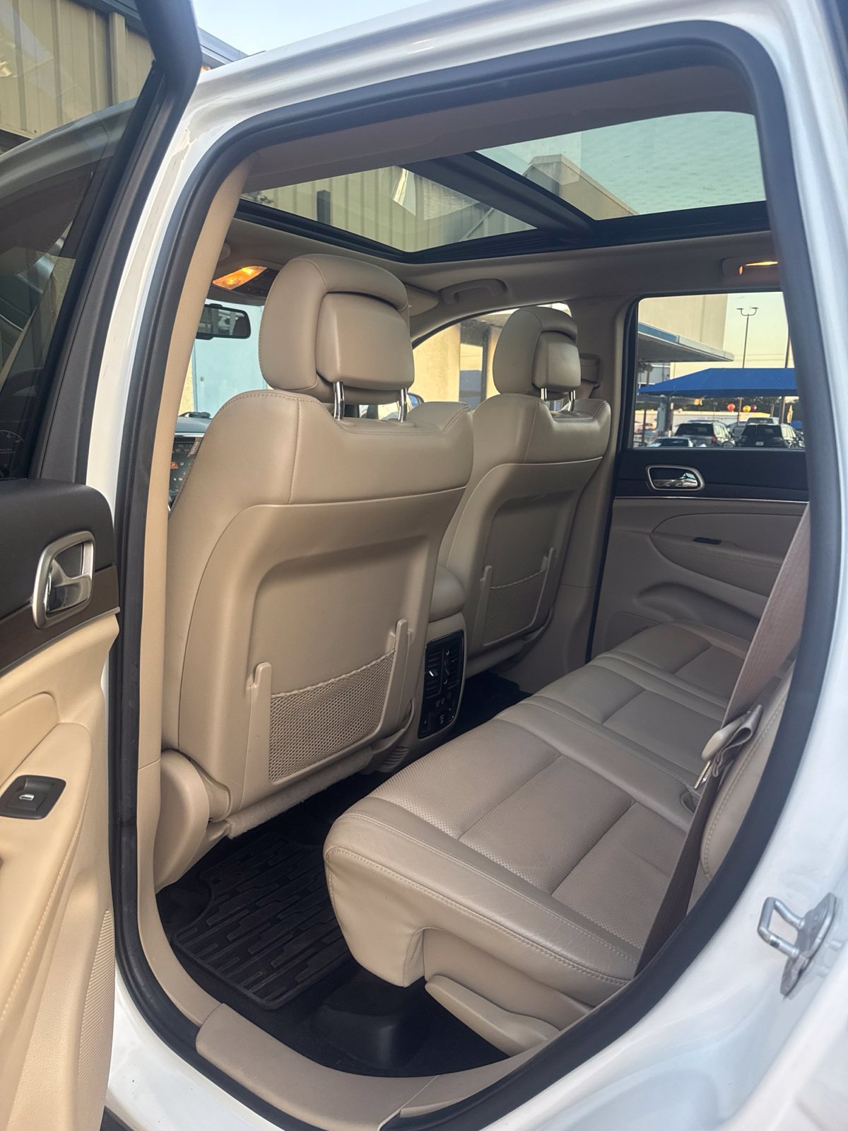 Used 2014 Jeep Grand Cherokee Limited w/ Luxury Group II AWD/4WD image 5