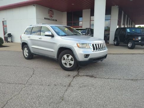 Used 2011 Jeep Grand Cherokee Laredo w/ Security & Convenience Group AWD/4WD image 2