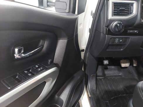 Used 2018 Nissan Titan SV image 18