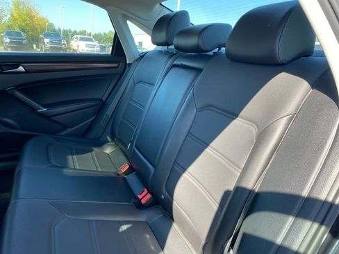 Used 2022 Volkswagen Passat 2.0T image 17