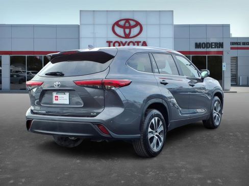 Certified 2023 Toyota Highlander L image 5