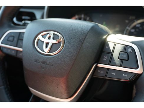 Used 2023 Toyota Highlander XLE image 31