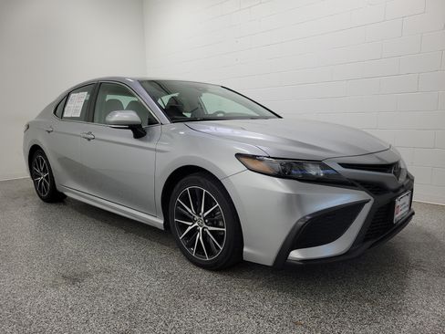 Certified 2024 Toyota Camry SE FWD image 3