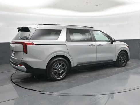Used 2025 Kia Carnival EX FWD image 33