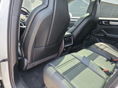 Used 2023 Porsche Cayenne Platinum Edition AWD/4WD image 22