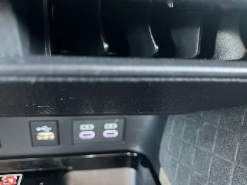 Used 2025 Toyota Camry XLE FWD image 30
