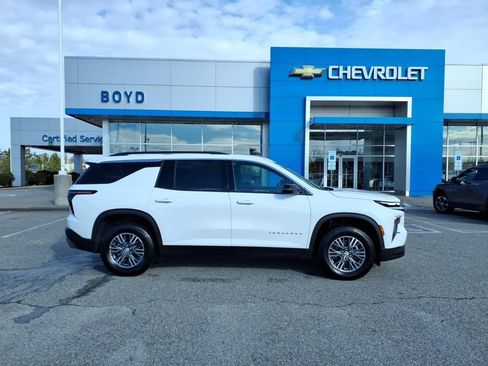Used 2025 Chevrolet Traverse LT image 2