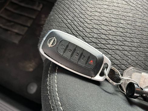 Used 2025 Nissan Rogue SV image 32