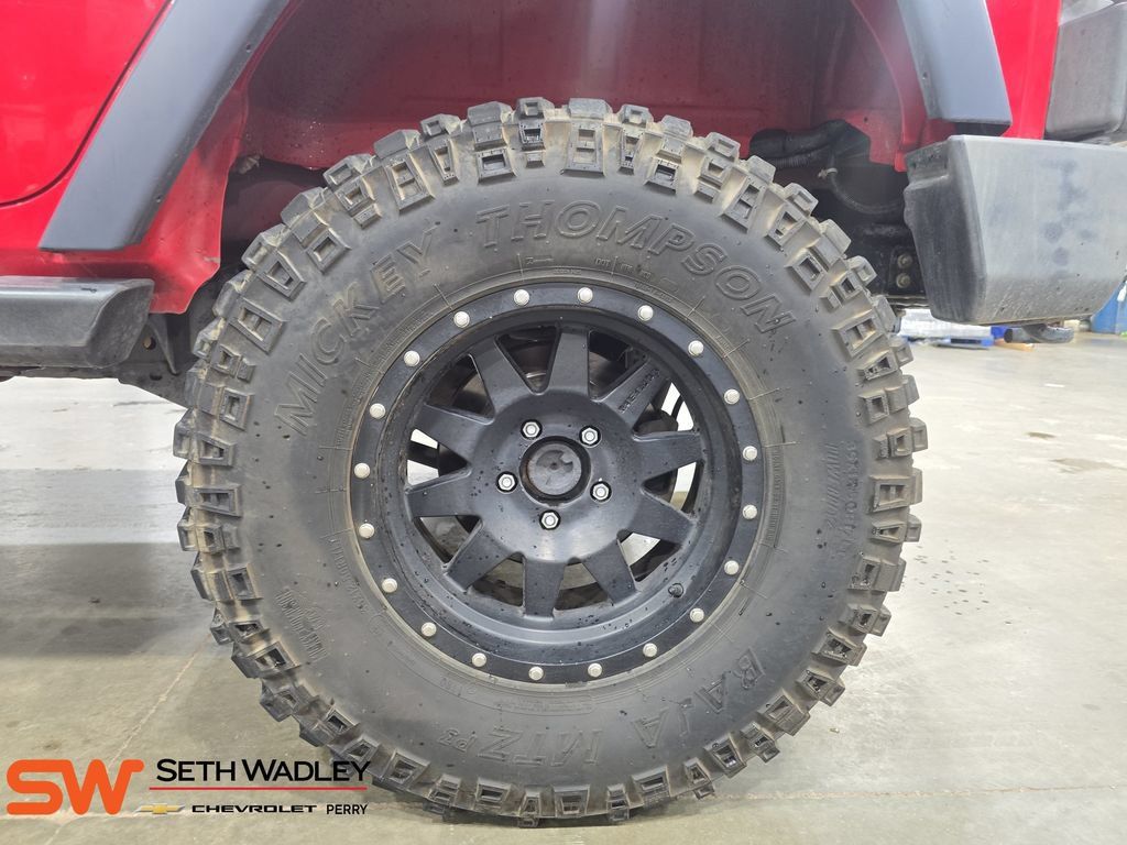 Used 2015 Jeep Wrangler Unlimited Sahara w/ Connectivity Group AWD/4WD image 32