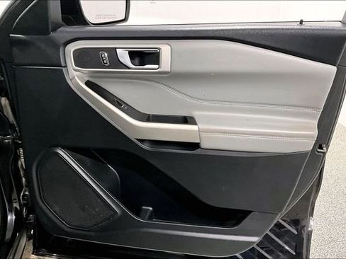 Used 2022 Ford Explorer XLT w/ XLT Sport Appearance Package image 30
