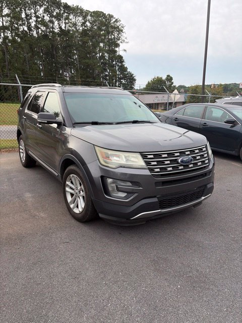 Used 2017 Ford Explorer XLT w/ Equipment Group 202A FWD image 2