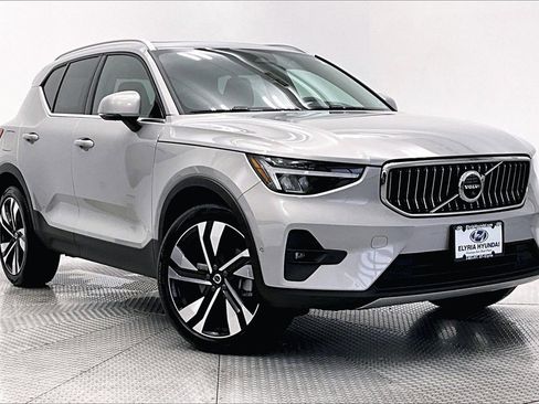 Used 2023 Volvo XC40 B5 Ultimate w/ Climate Package image 11