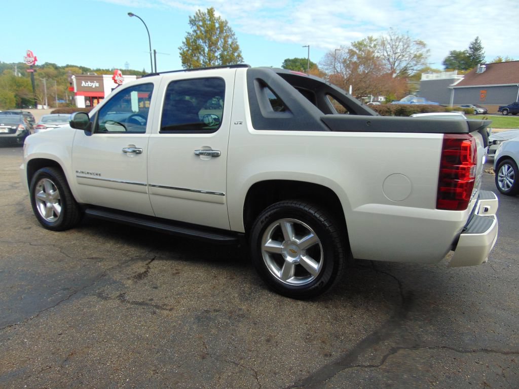 Used 2010 Chevrolet Avalanche LTZ AWD/4WD image 8