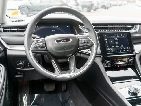 Used 2023 Jeep Grand Cherokee Laredo image 14