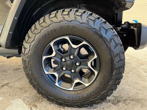 Used 2022 Jeep Wrangler Unlimited Rubicon 4xe w/ Cold Weather Group AWD/4WD image 11