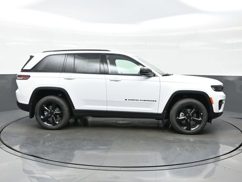 New 2025 Jeep Grand Cherokee Altitude AWD/4WD image 7