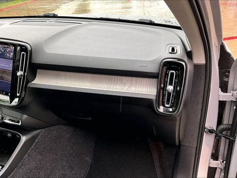Certified 2025 Volvo XC40 B5 Plus AWD/4WD image 19